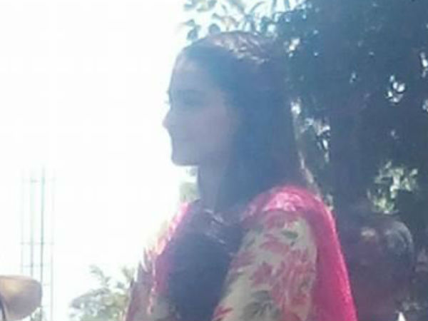 Sonam Kapoor is looking very simple and Sweet in the first look of Film Dolly ki Doly. Sonam Kapoor is looking very simple and Sweet in the first look of Film Dolly ki Doly.