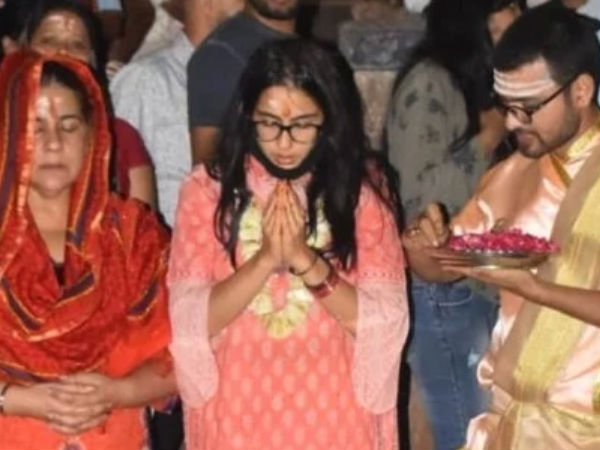 आम श्रद्धालु की तरह दिखीं