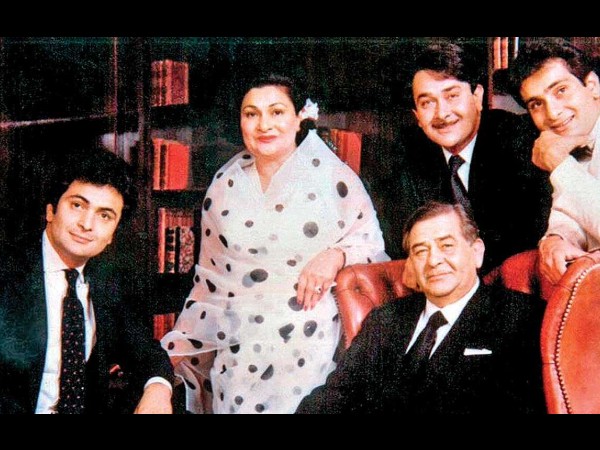 अपने परिवार के साथ ऋषि कपूर