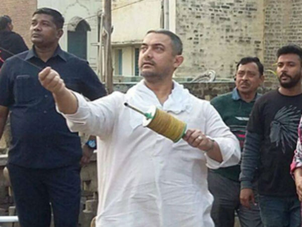 आमिर खान की बेटे के साथ पतंग बाजी