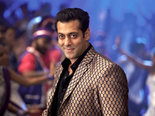 टाइगर 3 की शूटिंग से पहले पूजा टाइगर 3 की शूटिंग से पहले पूजा
