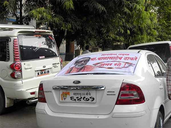 गाडियों पर भी पोस्टर गाडियों पर भी पोस्टर