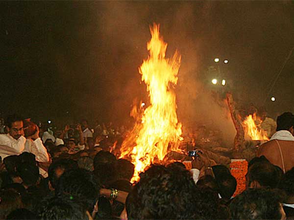 पंचतत्व में विलीन हुए बाल ठाकरे पंचतत्व में विलीन हुए बाल ठाकरे