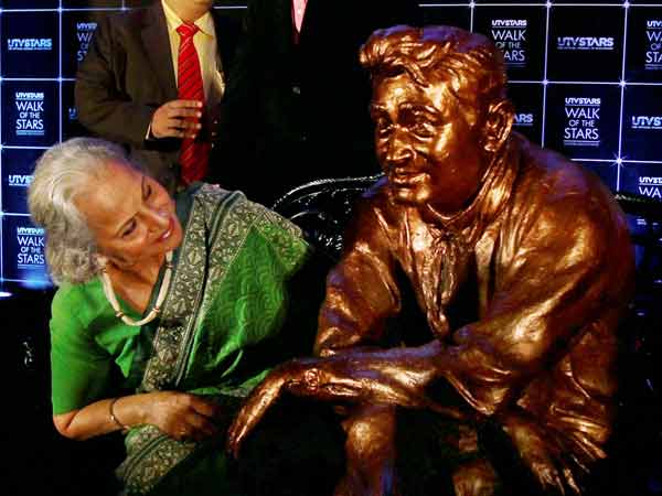 देव आनंद की मूर्ति के साथ वहीदा देव आनंद की मूर्ति के साथ वहीदा