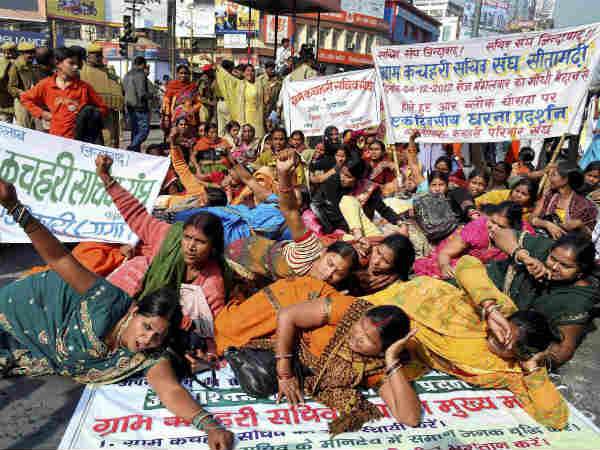 पटना की सड़कों पर महिलाएं पटना की सड़कों पर महिलाएं