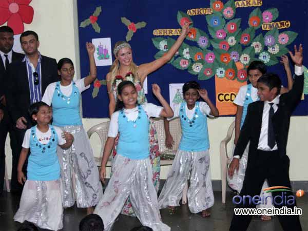 बच्चों के साथ खेलीं हिल्टन बच्चों के साथ खेलीं हिल्टन