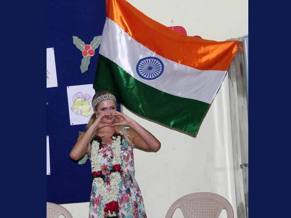 बच्चों के साथ खेलीं हिल्टन बच्चों के साथ खेलीं हिल्टन
