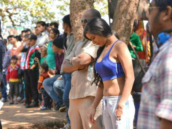 पूनम पांडे या बिपाशा बासु पूनम पांडे या बिपाशा बासु