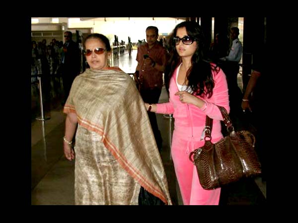 Aishwarya with mom Vrinda Rai Aishwarya with mom Vrinda Rai