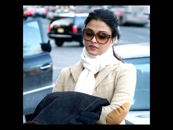 Aishwarya outside Airport Aishwarya outside Airport