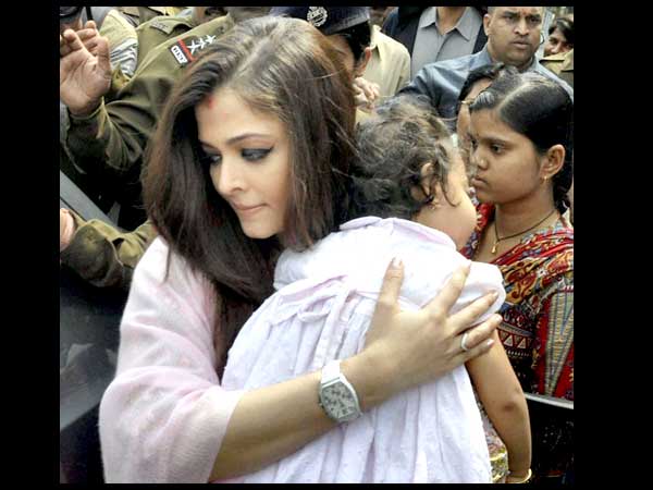 Aishwarya with Aaradhya at Bhopal airport Aishwarya with Aaradhya at Bhopal airport