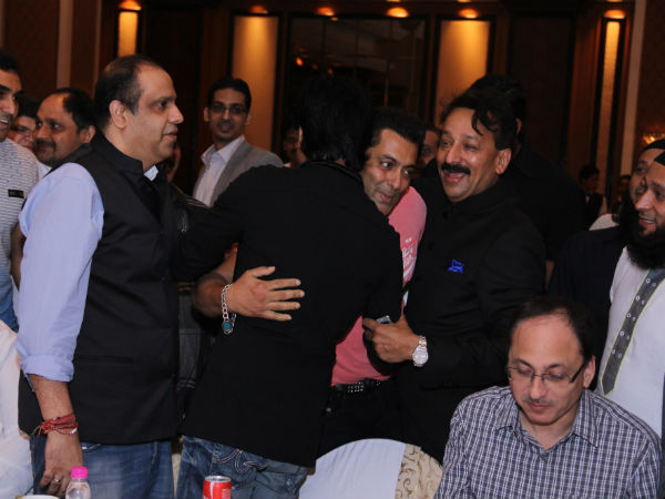 सलमान खान और शाहरुख एक साथ इफ्तार पार्टी में सलमान खान और शाहरुख एक साथ इफ्तार पार्टी में