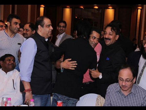 शाहरुख खान और सलमान खान दोनों सलीम खान के साथ शाहरुख खान और सलमान खान दोनों सलीम खान के साथ