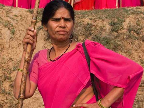 'गुलाबी गैंग' की कहानी 'गुलाब गैंग' 'गुलाबी गैंग' की कहानी 'गुलाब गैंग'