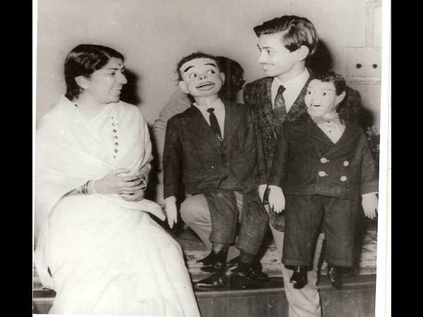 पहला गीत 'आपकी सेवा में'