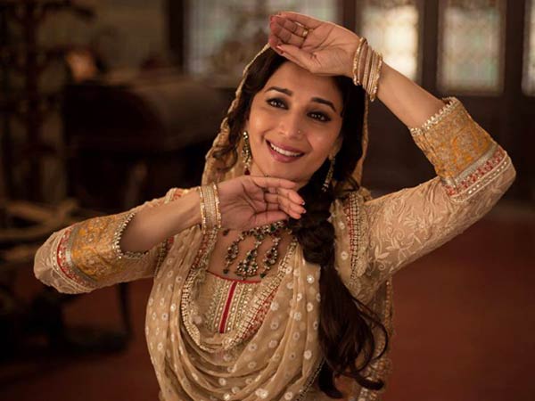 आज की एक्ट्रेसेस बहुत ज्यादा ओपन हैं और अपने फैंस के साथ काफी जुड़ी भी हैं। कैसा महसूस करती हैं आप आज की एक्ट्रेसेस की लाइफ के बारे में?