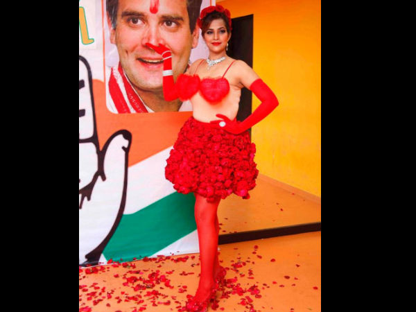 राहुल गांधी के लिये न्यूड तनीषा ने गुलाबों से ढ़का बदन