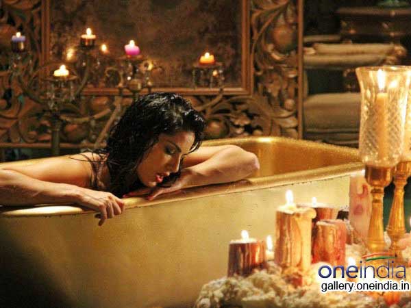 पॉर्न साइट्स पर रागिनी एमएमएस 2 के ट्रेलर की धूम