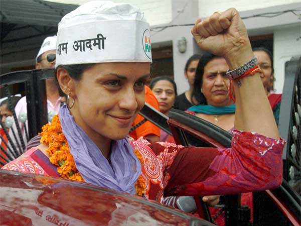 राजमा-चावल खा रही हैं.. राजमा-चावल खा रही हैं..