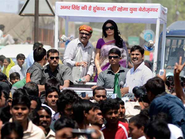 अमर के लिए श्रीदेवी और बोनी कपूर का रोड शो अमर के लिए श्रीदेवी और बोनी कपूर का रोड शो