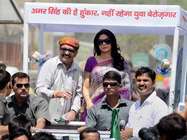 फिल्मी हस्तियों की वजह से जोश फिल्मी हस्तियों की वजह से जोश