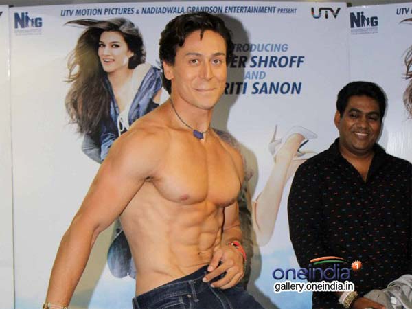 फैंस के लिए उतारी शर्ट