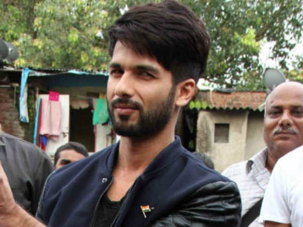 तब्बू और श्रृद्धा दोनों अलग अलग एरा की एक्ट्रेस हैं। कैसा एक्सपीरियंस रहा सेट पर?