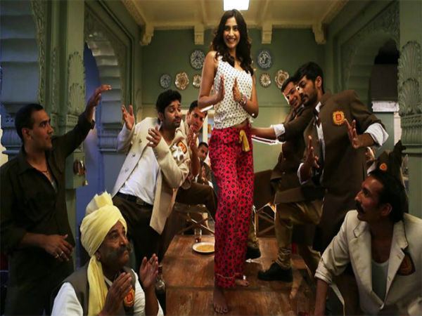 इंजिन की सीटी पे मारा बम डोले इंजिन की सीटी पे मारा बम डोले