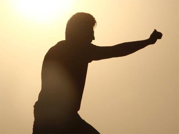 घर के बाहर खड़े फैंस का अभिवादन करते शाहरुख खान घर के बाहर खड़े फैंस का अभिवादन करते शाहरुख खान
