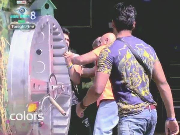 आर्य ने की पुनीत को रोकने की कोशिश आर्य ने की पुनीत को रोकने की कोशिश