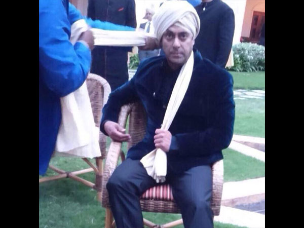 बहन की शादी के लिए पगपड़ी बंधवाते सलमान बहन की शादी के लिए पगपड़ी बंधवाते सलमान