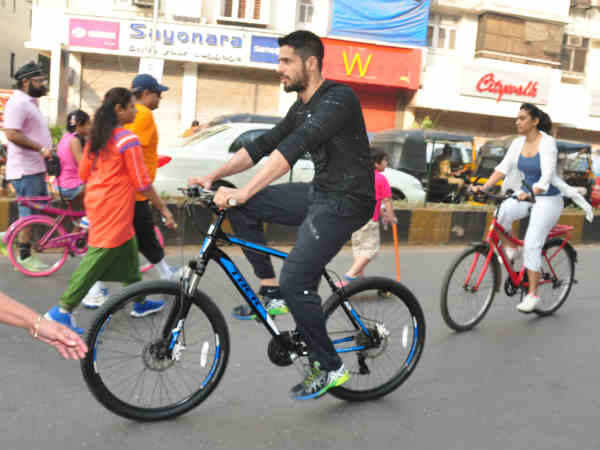 सिद्धार्थ ने चलाई साइकिल सिद्धार्थ ने चलाई साइकिल