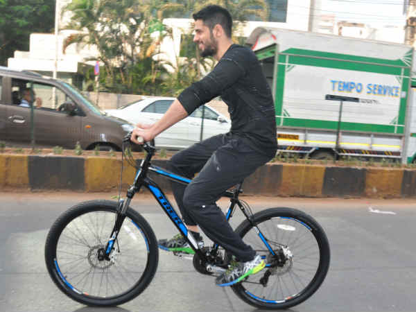 सिद्धार्थ ने चलाई साइकिल सिद्धार्थ ने चलाई साइकिल