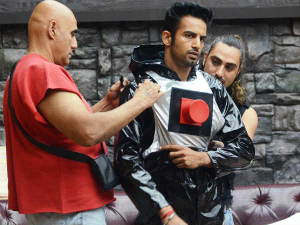 रेने ने बैटरी चार्ज करने से किया मना, उपेन बने हीरो रेने ने बैटरी चार्ज करने से किया मना, उपेन बने हीरो