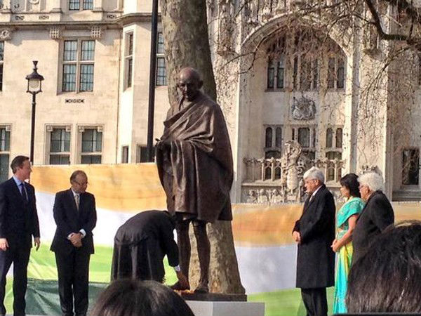 बिग बी ने किया प्रणाम बिग बी ने किया प्रणाम