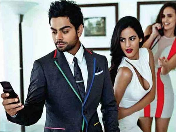 मॉडल संग सेल्फी लेते विराट मॉडल संग सेल्फी लेते विराट