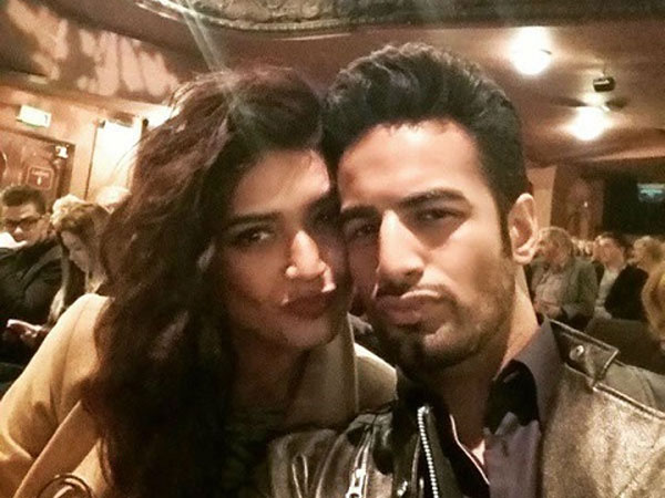 करिश्मा उपेन pouting करिश्मा उपेन pouting