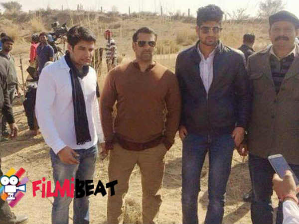 फैंस के साथ सलमान फैंस के साथ सलमान