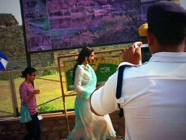 एक तस्वीर ज़रा