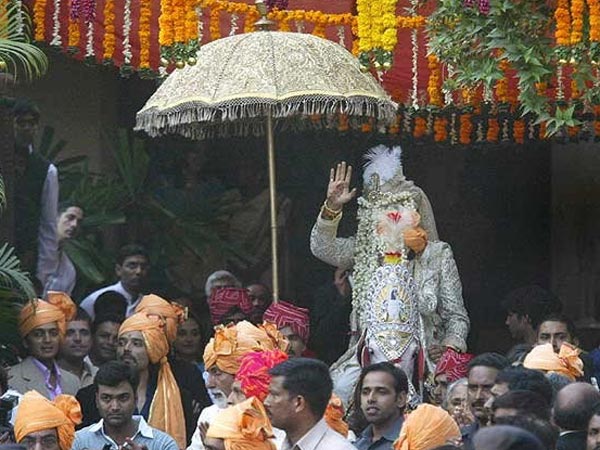 घोड़ी पर दूल्हा घोड़ी पर दूल्हा