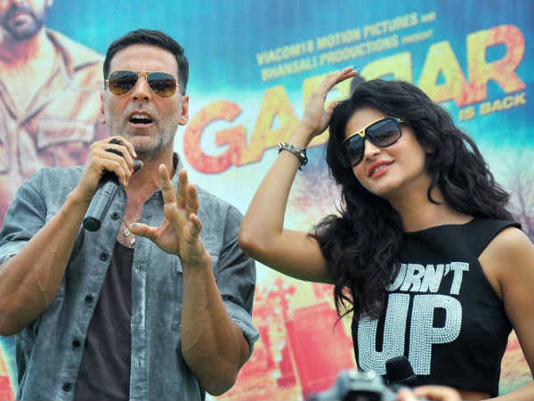 एक बार फिर से करीना कपूर को आपने गब्बर इज बैक में आइटम सॉंग दिया है। क्यों? साथ ही श्रुति के साथ काम करने का अनुभव कैसा रहा? एक बार फिर से करीना कपूर को आपने गब्बर इज बैक में आइटम सॉंग दिया है। क्यों? साथ ही श्रुति के साथ काम करने का अनुभव कैसा रहा?