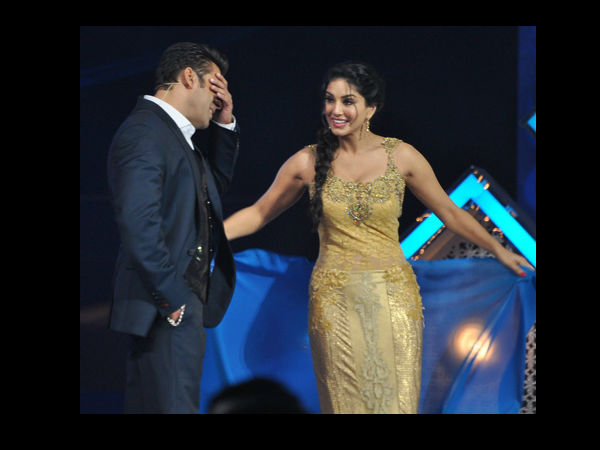 सन्नी लियोनी को सलमान ने पहनाई साड़ी