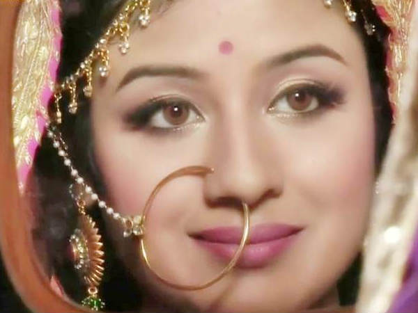आईने से पूछूं कि कौन खूबसूरत... आईने से पूछूं कि कौन खूबसूरत...