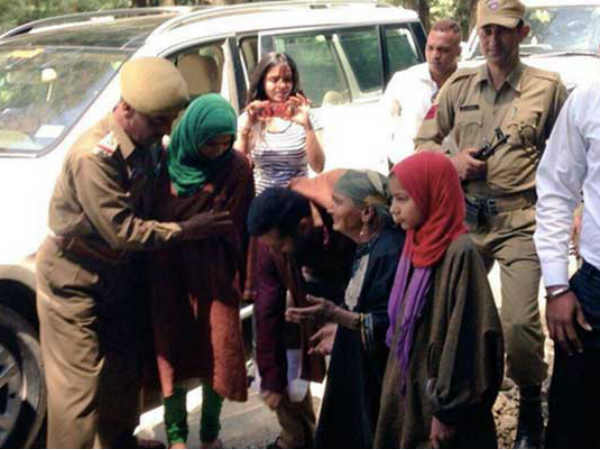 बूढ़ी अम्मा के पैर छूते सलमान बूढ़ी अम्मा के पैर छूते सलमान