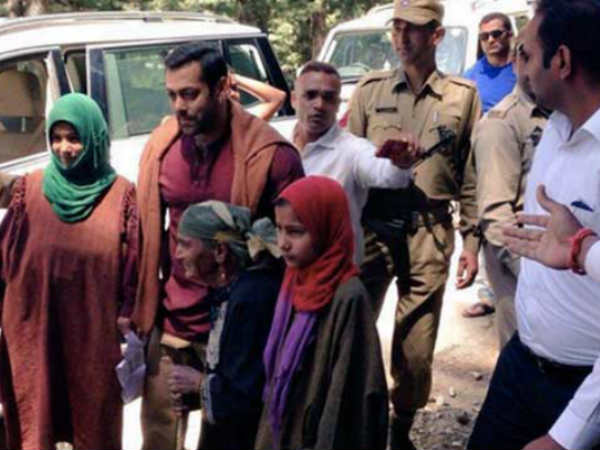 कश्मीरी परिवार के साथ सलमान कश्मीरी परिवार के साथ सलमान
