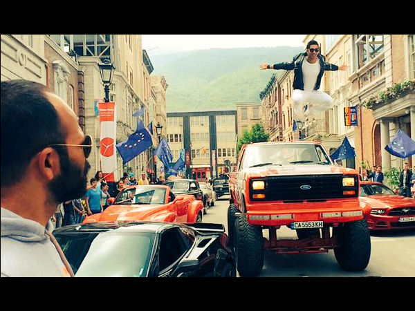 बड़ी गाड़ी - बड़ा स्टंट