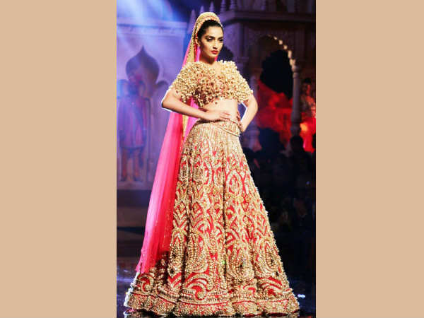 सामने ये कौन आया....