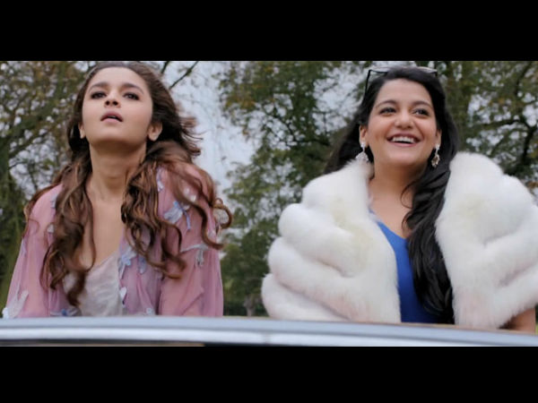 आलिया को हॉट देख विकास ने लिये बिकनी शॉट्स