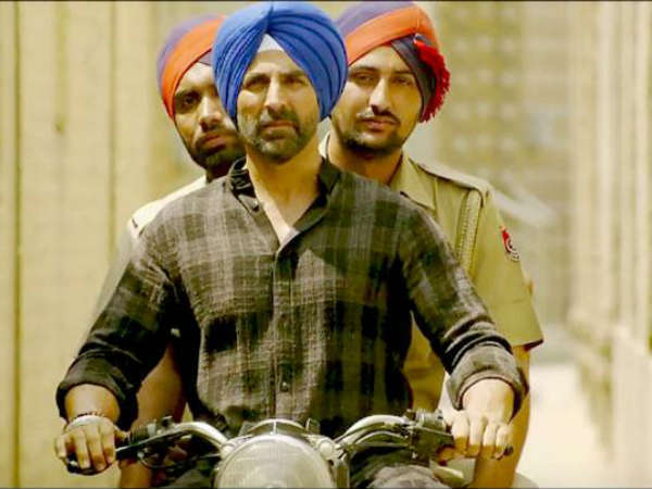 सिंह इज़ ब्लिंग की टक्कर