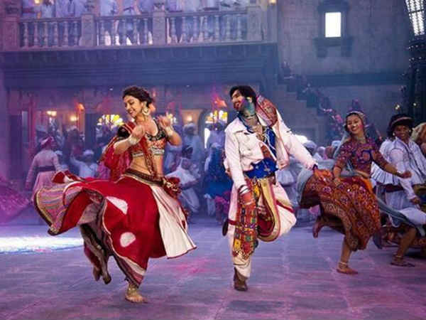 नगाड़े संग ढोल बाजे